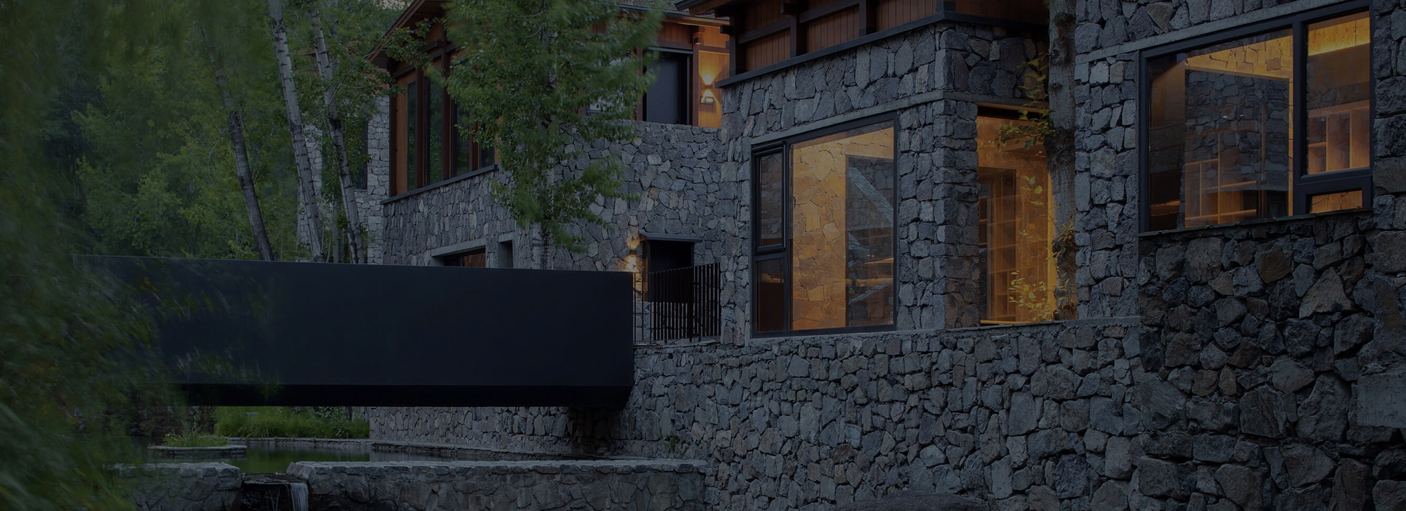 تتميز المنازل الحجرية، المبنية بتناغم مع الطبيعة، ببنية متينة للغاية، وعند بنائها بشكل صحيح، فإنها تقاوم العديد من الكوارث الطبيعية، من الزلازل إلى الحرائق. علاوة على ذلك، ولأنها مصنوعة من أحجار متوفرة بكثرة في الطبيعة، يمكن اعتبار المنازل الحجرية هياكل صديقة للبيئة، فهي تمثل مزيجًا من أنواع مختلفة من المواد